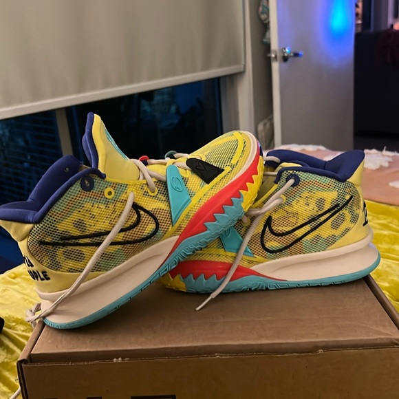 Kyrie Irving basketball shoes, “1 world people”